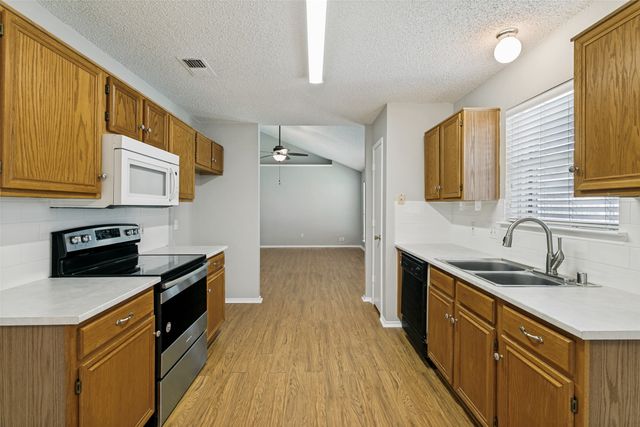 10820 Pebblecreek Court, Benbrook, TX 76126