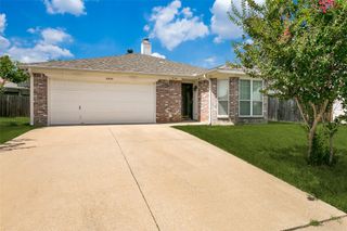 10820 Pebblecreek Court, Benbrook, TX 76126