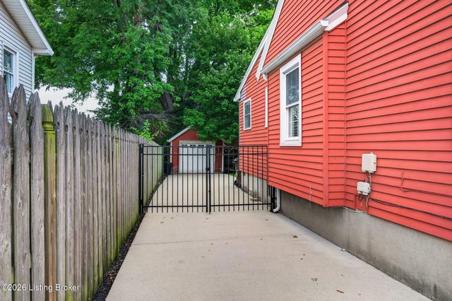 212 Clover Ln, Louisville, KY 40207