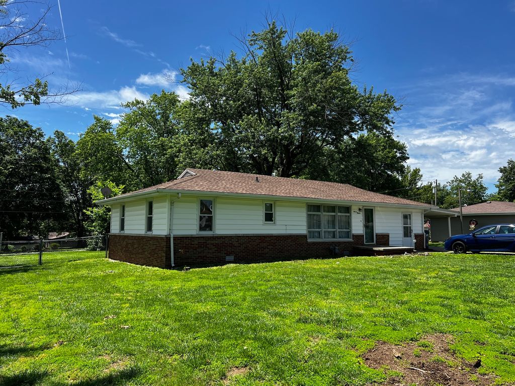 Image 1 of property listing at 1113 Bel Aire Drive, Mt Vernon, IL 62864