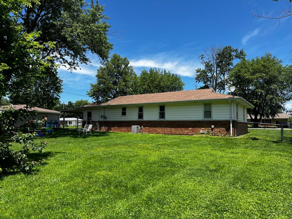 Image 2 of property listing at 1113 Bel Aire Drive, Mt Vernon, IL 62864