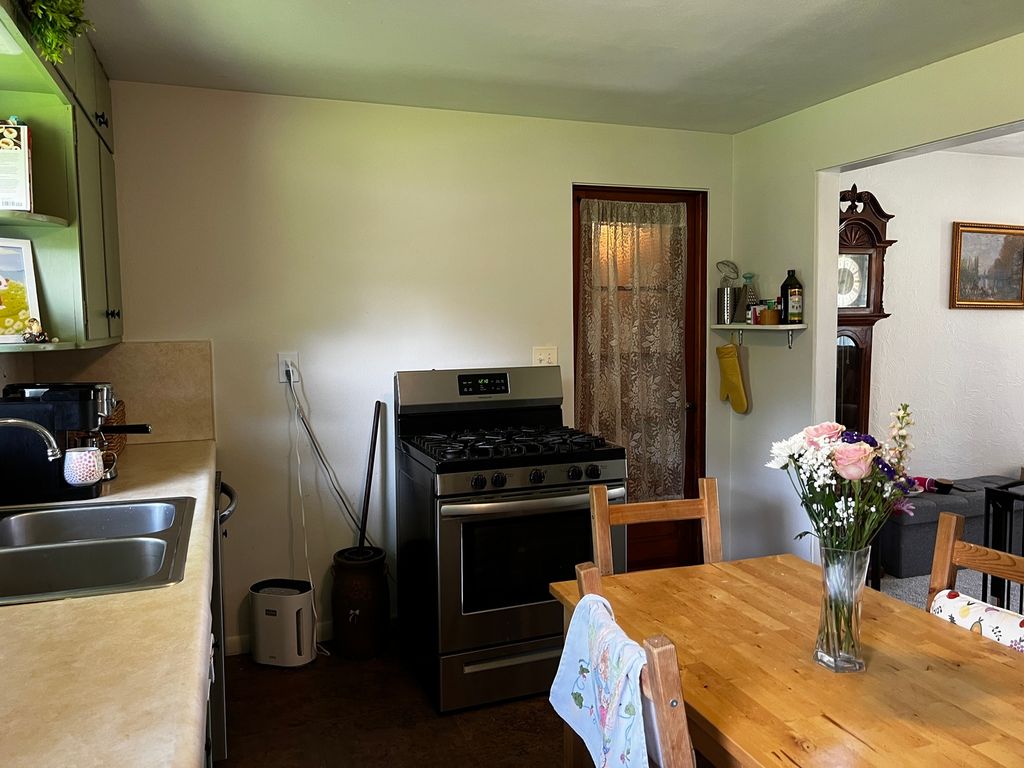 Image 11 of property listing at 1113 Bel Aire Drive, Mt Vernon, IL 62864