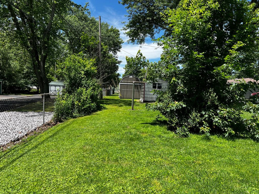 Image 3 of property listing at 1113 Bel Aire Drive, Mt Vernon, IL 62864