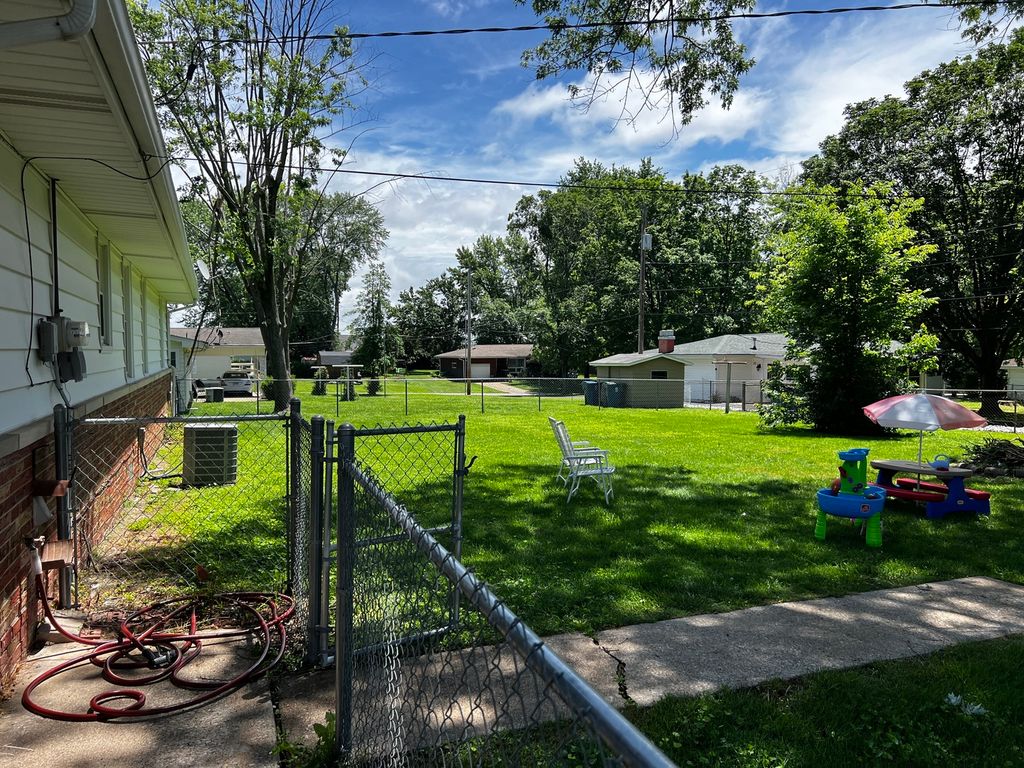 Image 5 of property listing at 1113 Bel Aire Drive, Mt Vernon, IL 62864