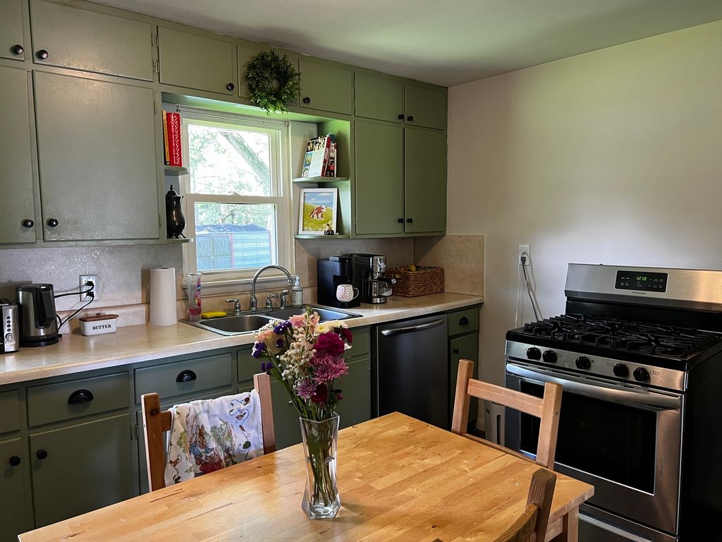 Image 10 of property listing at 1113 Bel Aire Drive, Mt Vernon, IL 62864