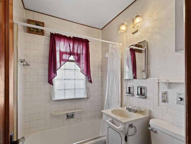 8524 W Beloit ROAD, West Allis, WI 53227