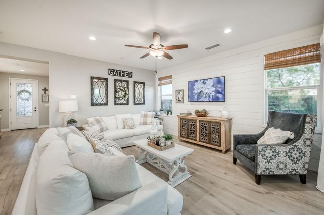 501 Overstone Avenue, Madera, CA 93636