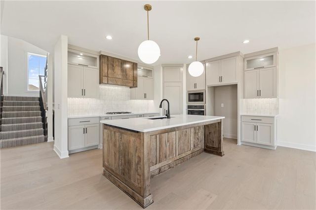2008 NE Bluestone Drive, Lee's Summit, MO 64064