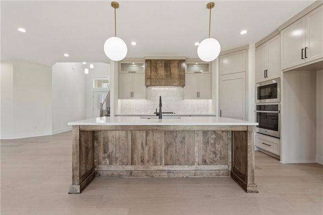 2008 NE Bluestone Drive, Lee's Summit, MO 64064