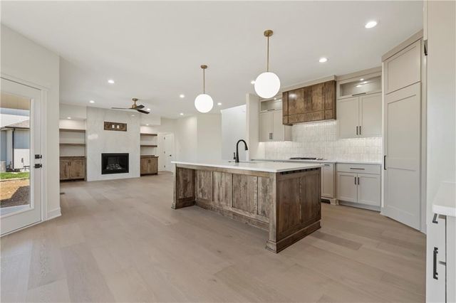 2008 NE Bluestone Drive, Lee's Summit, MO 64064