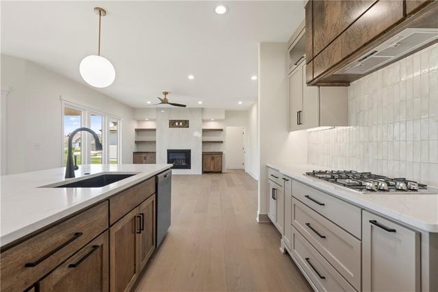 2008 NE Bluestone Drive, Lee's Summit, MO 64064