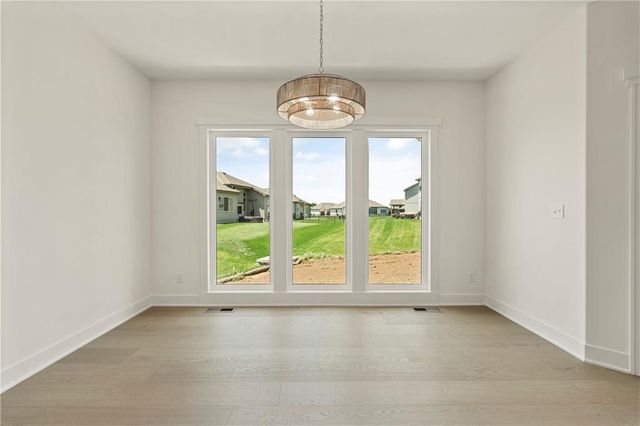 2008 NE Bluestone Drive, Lee's Summit, MO 64064