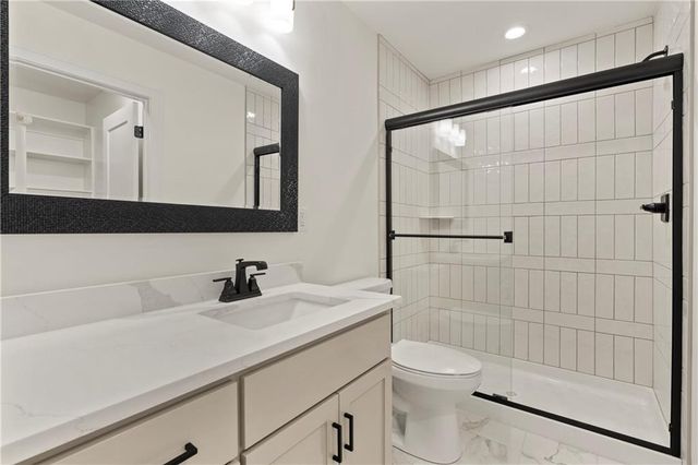 2008 NE Bluestone Drive, Lee's Summit, MO 64064