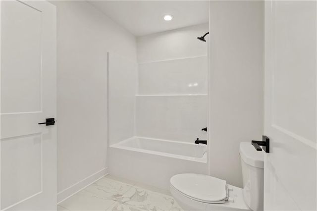 2008 NE Bluestone Drive, Lee's Summit, MO 64064