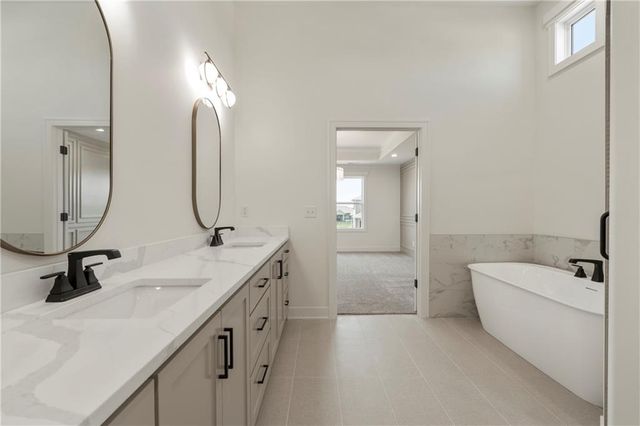 2008 NE Bluestone Drive, Lee's Summit, MO 64064