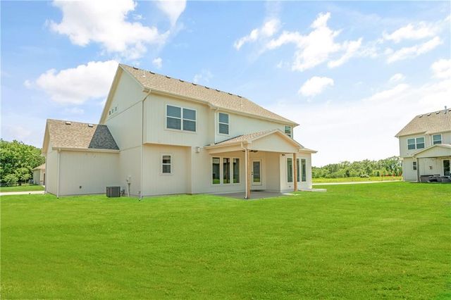 2008 NE Bluestone Drive, Lee's Summit, MO 64064