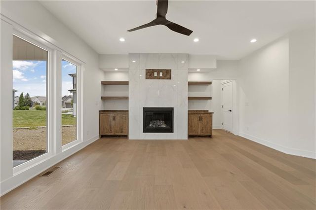 2008 NE Bluestone Drive, Lee's Summit, MO 64064