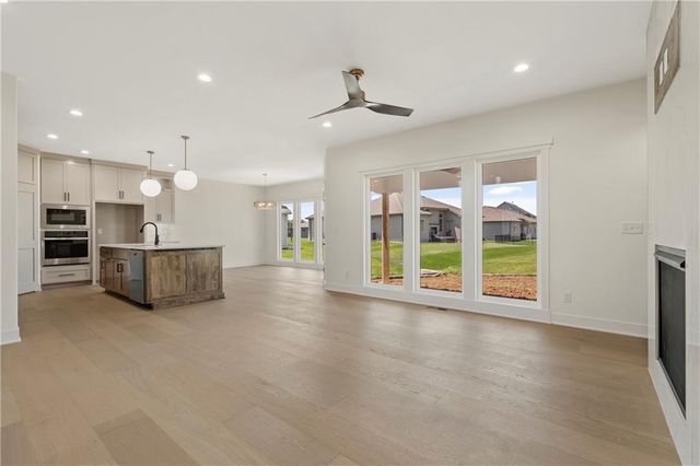 2008 NE Bluestone Drive, Lee's Summit, MO 64064