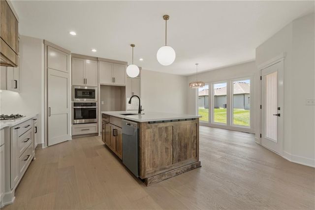 2008 NE Bluestone Drive, Lee's Summit, MO 64064