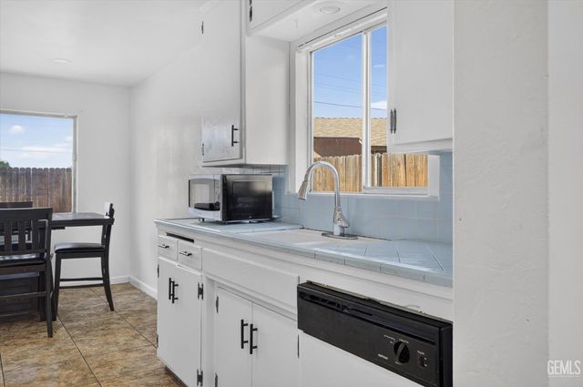 2108 Sherwood Avenue, Bakersfield, CA 93304
