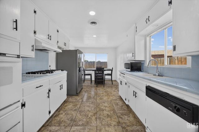 2108 Sherwood Avenue, Bakersfield, CA 93304
