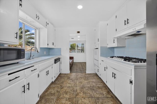 2108 Sherwood Avenue, Bakersfield, CA 93304