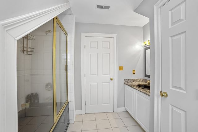 81 Beecher Pl 81, Newton, MA 02459