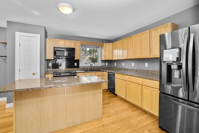 81 Beecher Pl 81, Newton, MA 02459