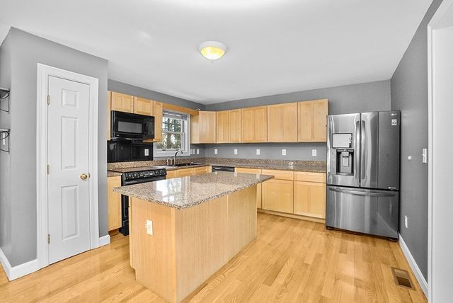 81 Beecher Pl 81, Newton, MA 02459