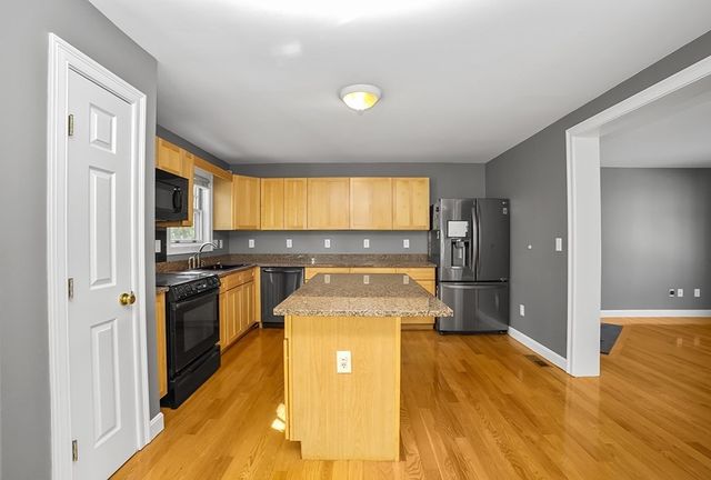 81 Beecher Pl 81, Newton, MA 02459