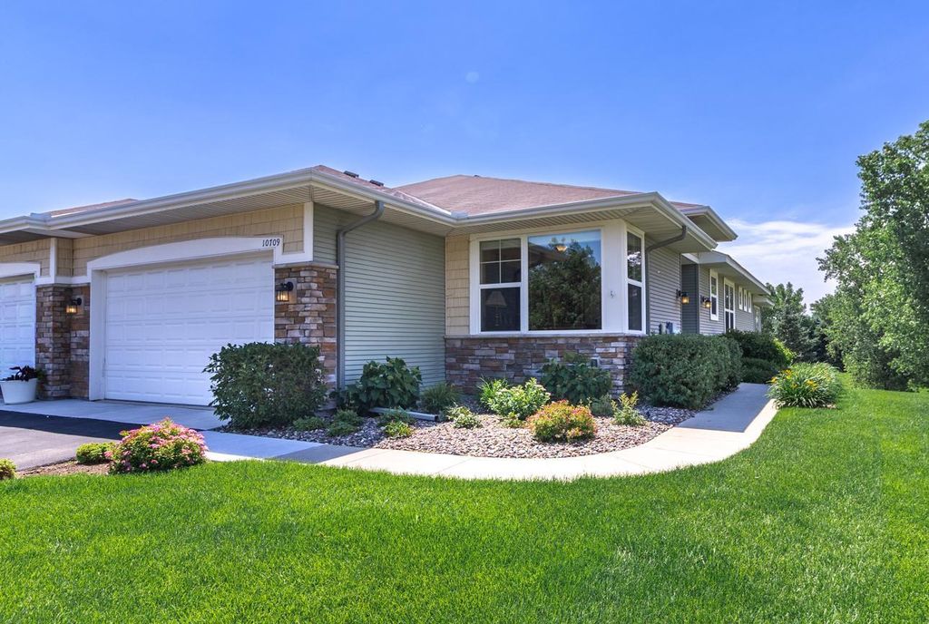 10709 Kingsfield Lane, Woodbury, MN 55129