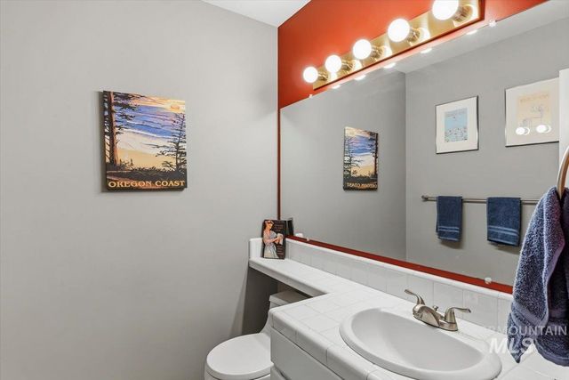 8001 W Innsbrook Ct, Boise, ID 83704