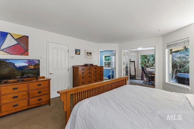8001 W Innsbrook Ct, Boise, ID 83704