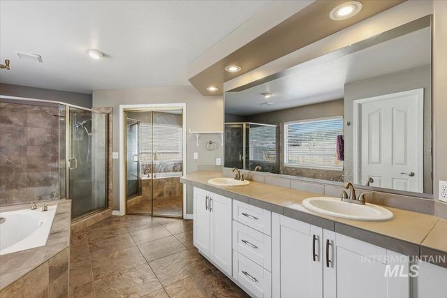 8001 W Innsbrook Ct, Boise, ID 83704