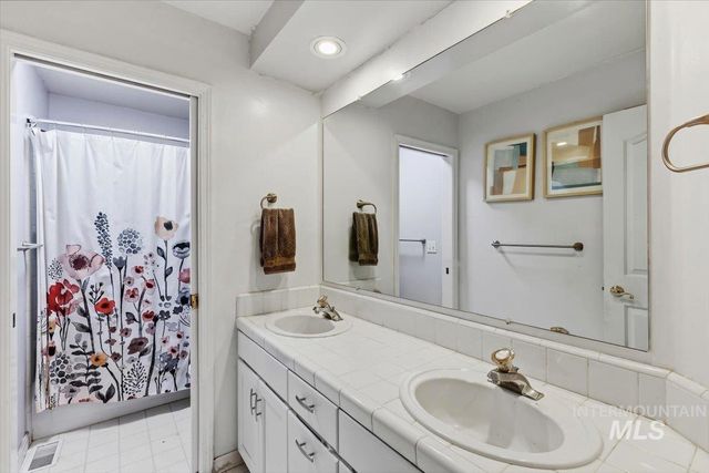 8001 W Innsbrook Ct, Boise, ID 83704