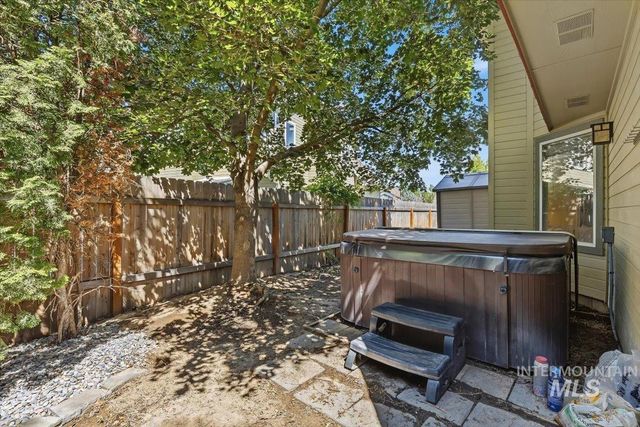 8001 W Innsbrook Ct, Boise, ID 83704