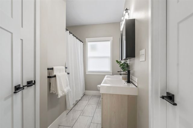 4645 Beaver Avenue, Des Moines, IA 50310