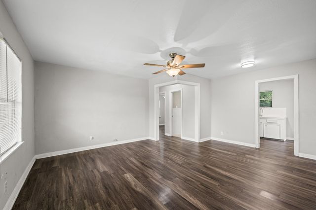 1107 3rd Avenue N, Texas City, TX 77590