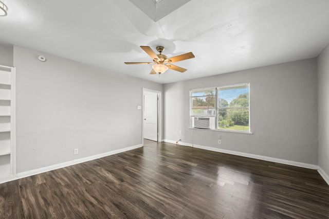 1107 3rd Avenue N, Texas City, TX 77590