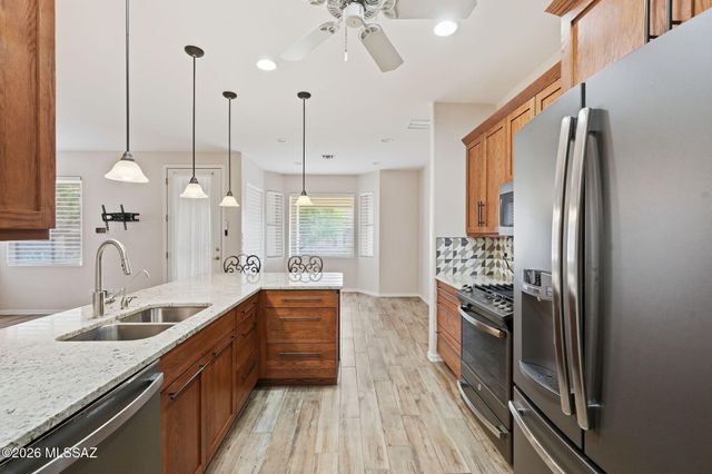 521 W Knotwood Street, Green Valley, AZ 85614