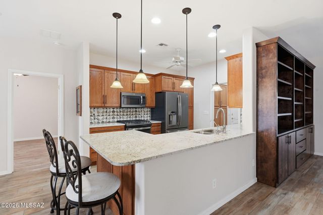 521 W Knotwood Street, Green Valley, AZ 85614