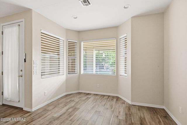 521 W Knotwood Street, Green Valley, AZ 85614