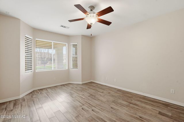 521 W Knotwood Street, Green Valley, AZ 85614