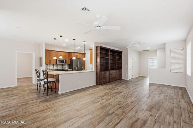 521 W Knotwood Street, Green Valley, AZ 85614