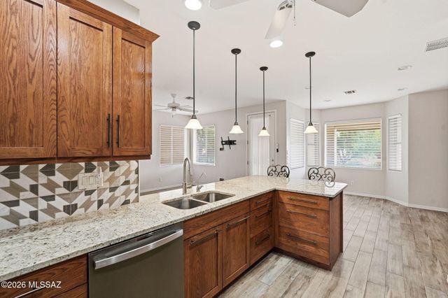 521 W Knotwood Street, Green Valley, AZ 85614