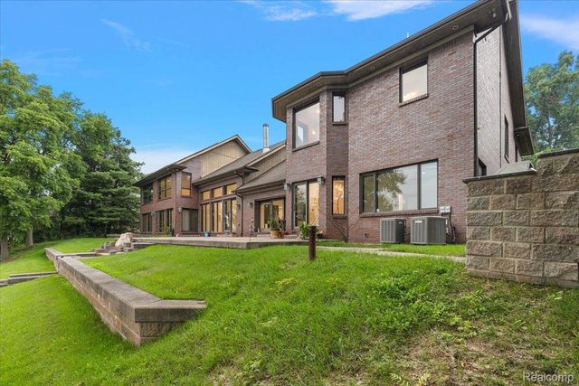 2612 Cove Lane, West Bloomfield Charter Township, MI 48323