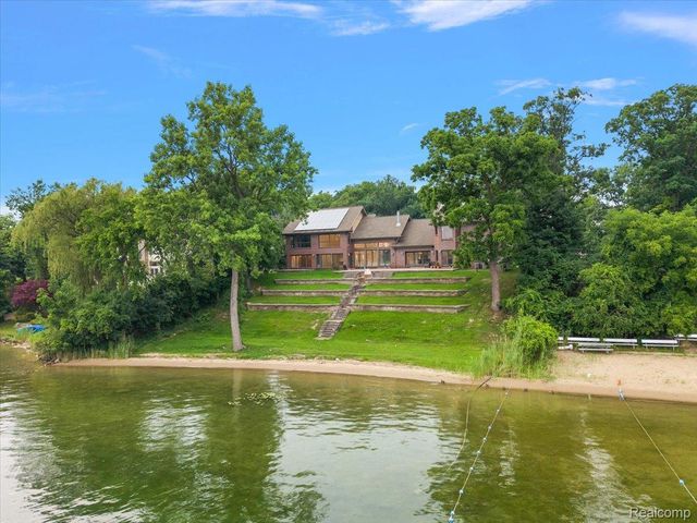 2612 Cove Lane, West Bloomfield Charter Township, MI 48323