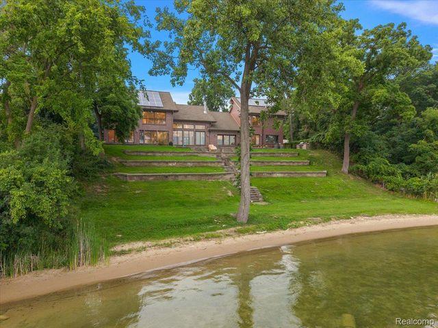 2612 Cove Lane, West Bloomfield Charter Township, MI 48323