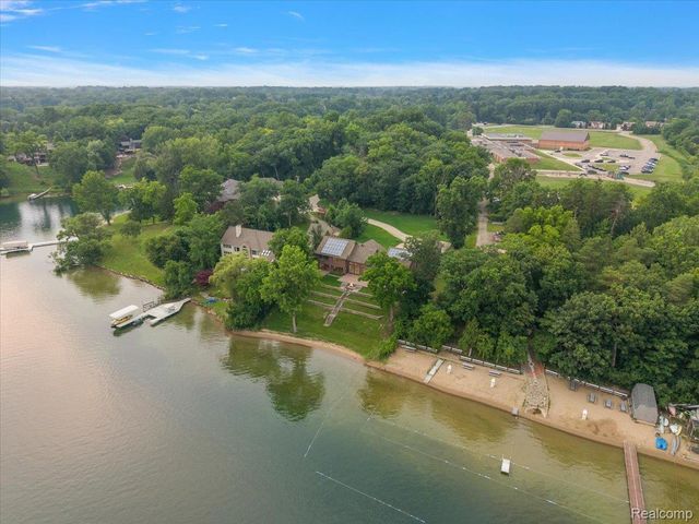 2612 Cove Lane, West Bloomfield Charter Township, MI 48323