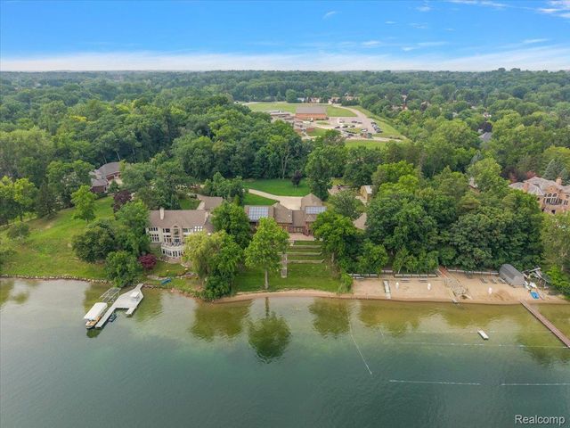 2612 Cove Lane, West Bloomfield Charter Township, MI 48323